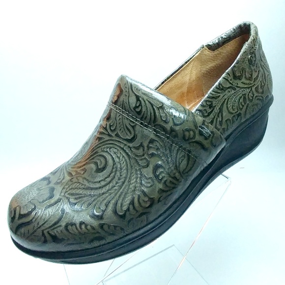 Nurture by Lamaze Shoes - 🍄 NURTURE PERRY Medical Professional Tooled Clogs